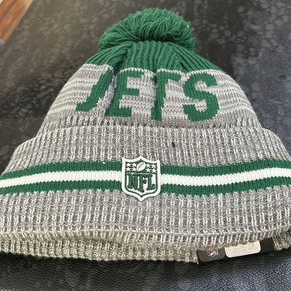 NFL JETS men’s cuffed knit hat with pom pom knit runner - Picture 2 of 4